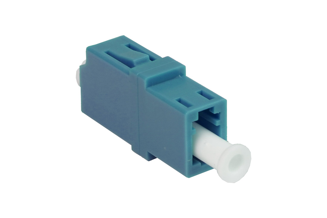 מופה LC Simplex לסיב אופטי – תקריב שרוול קרמי וכיסוי אבק